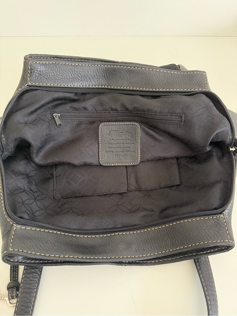 Fossil Black Leather Shoulder Tote with Contrast Stitching - Picture 2 of 11